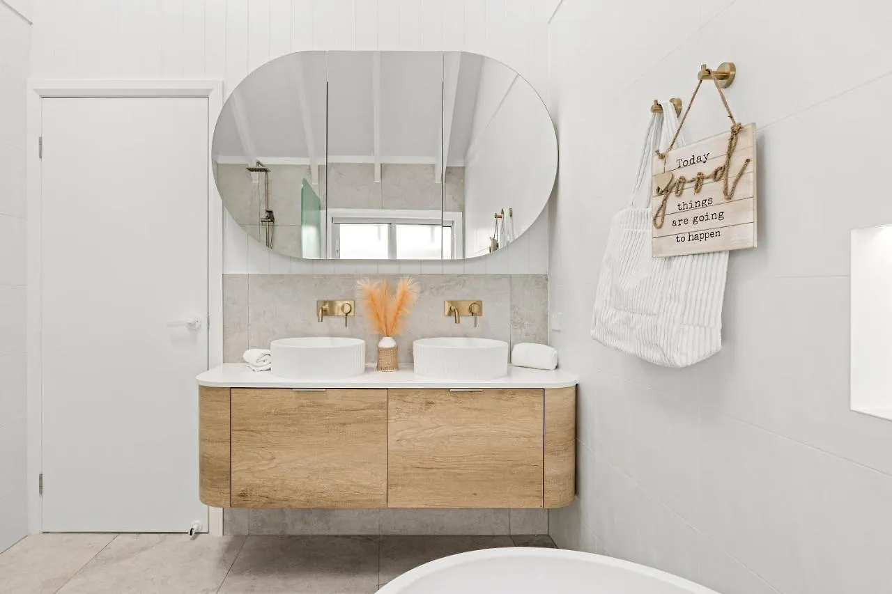 Stylish & Central Coastal Apartment Maroochydore