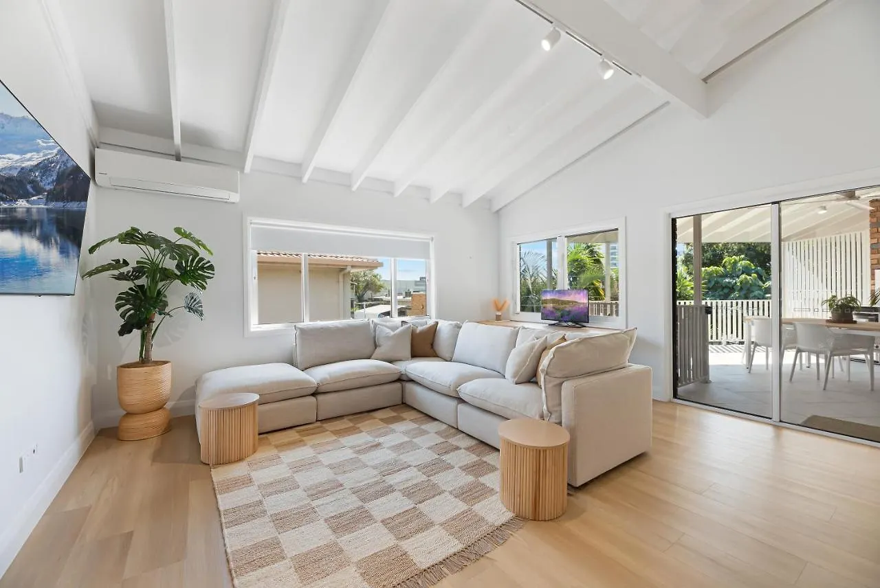 Stylish & Central Coastal Apartment Maroochydore
