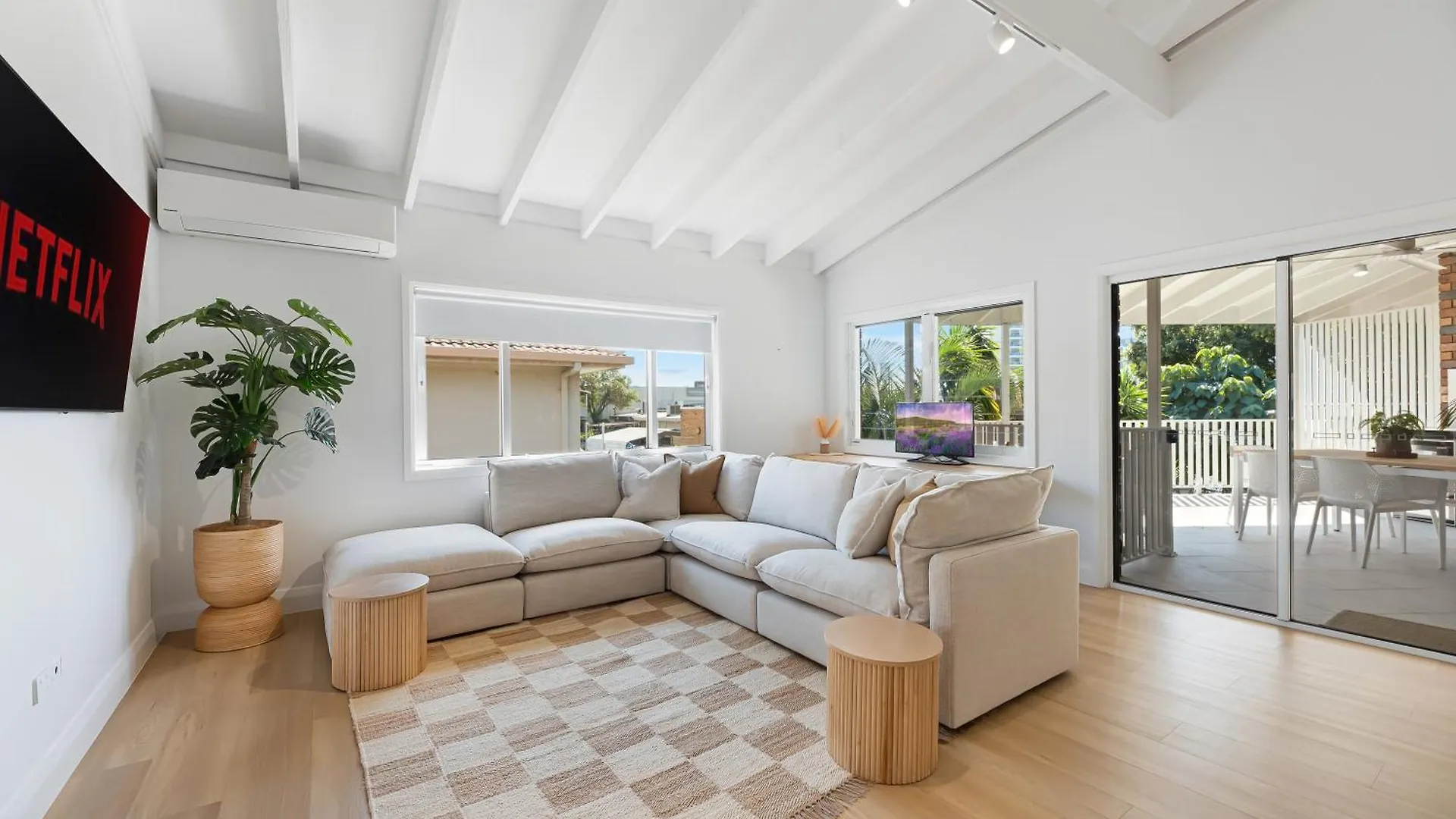 Stylish & Central Coastal Apartment Maroochydore